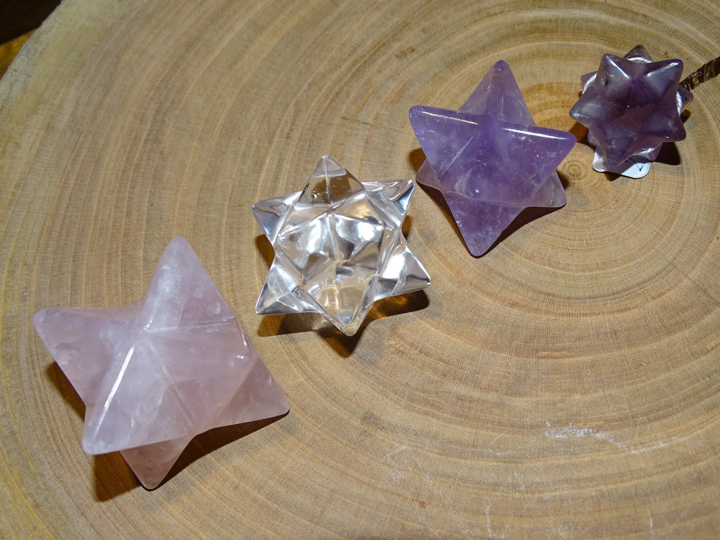 Etoiles de Sirius (étoile à 12 branches) et Mercabah (étoile à 8 branches). Au choix en améthyste, quartz rose ou cristal de roche. De 15 à 85 millimètres. Vente à l'unité ou en lot, très belle qualité !