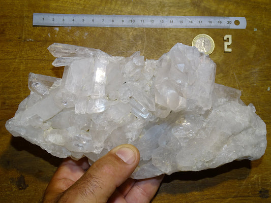 Géode en quartz/ Cristal de roche naturel de 21 L x 11 l x 9 cm hauteur - 1150 grammes. Provenance, Madagascar. Magnifique spécimen avec un gros cristal dressé en avant, superbe ! très puissant ! parfait !