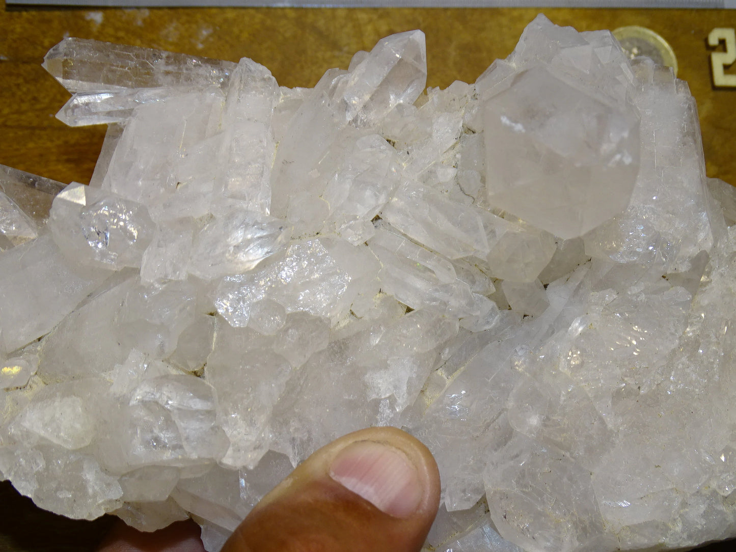 Géode en quartz/ Cristal de roche naturel de 21 L x 11 l x 9 cm hauteur - 1150 grammes. Provenance, Madagascar. Magnifique spécimen avec un gros cristal dressé en avant, superbe ! très puissant ! parfait !