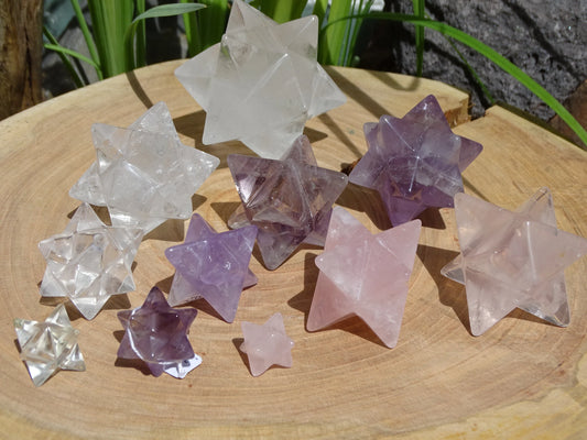 Etoiles de Sirius (étoile à 12 branches) et Mercabah (étoile à 8 branches). Au choix en améthyste, quartz rose ou cristal de roche. De 15 à 85 millimètres. Vente à l'unité ou en lot, très belle qualité !