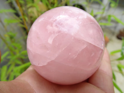 sphère en quartz rose, de 50 et 90 millimètres, de 205 à 1000 grammes. une pierre douce et lumineuse ! Parfait pour la lithothérapie, collection, exposition...!