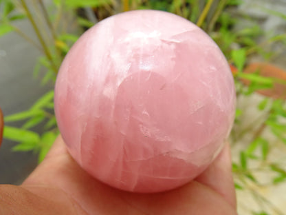 sphère en quartz rose, de 50 et 90 millimètres, de 205 à 1000 grammes. une pierre douce et lumineuse ! Parfait pour la lithothérapie, collection, exposition...!