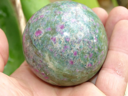 Sphère en rubis fuchsite, pièce unique de 60 millimètres, de 325 grammes. Magnifique qualité ! Parfait pour la lithothérapie, collection, exposition...!