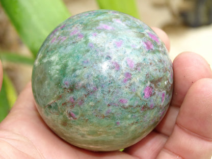 Sphère en rubis fuchsite, pièce unique de 60 millimètres, de 325 grammes. Magnifique qualité ! Parfait pour la lithothérapie, collection, exposition...!