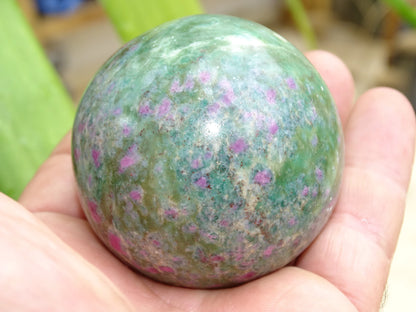 Sphère en rubis fuchsite, pièce unique de 60 millimètres, de 325 grammes. Magnifique qualité ! Parfait pour la lithothérapie, collection, exposition...!