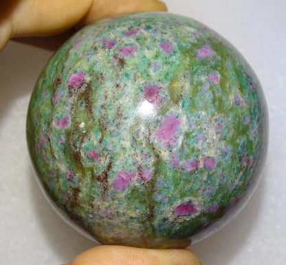 Sphère en rubis fuchsite, pièce unique de 60 millimètres, de 325 grammes. Magnifique qualité ! Parfait pour la lithothérapie, collection, exposition...!