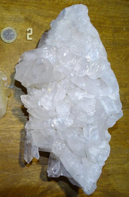 Géode en quartz/ Cristal de roche naturel de 21 L x 11 l x 9 cm hauteur - 1150 grammes. Provenance, Madagascar. Magnifique spécimen avec un gros cristal dressé en avant, superbe ! très puissant ! parfait !