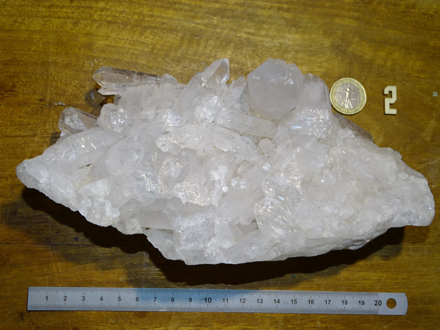 Géode en quartz/ Cristal de roche naturel de 21 L x 11 l x 9 cm hauteur - 1150 grammes. Provenance, Madagascar. Magnifique spécimen avec un gros cristal dressé en avant, superbe ! très puissant ! parfait !