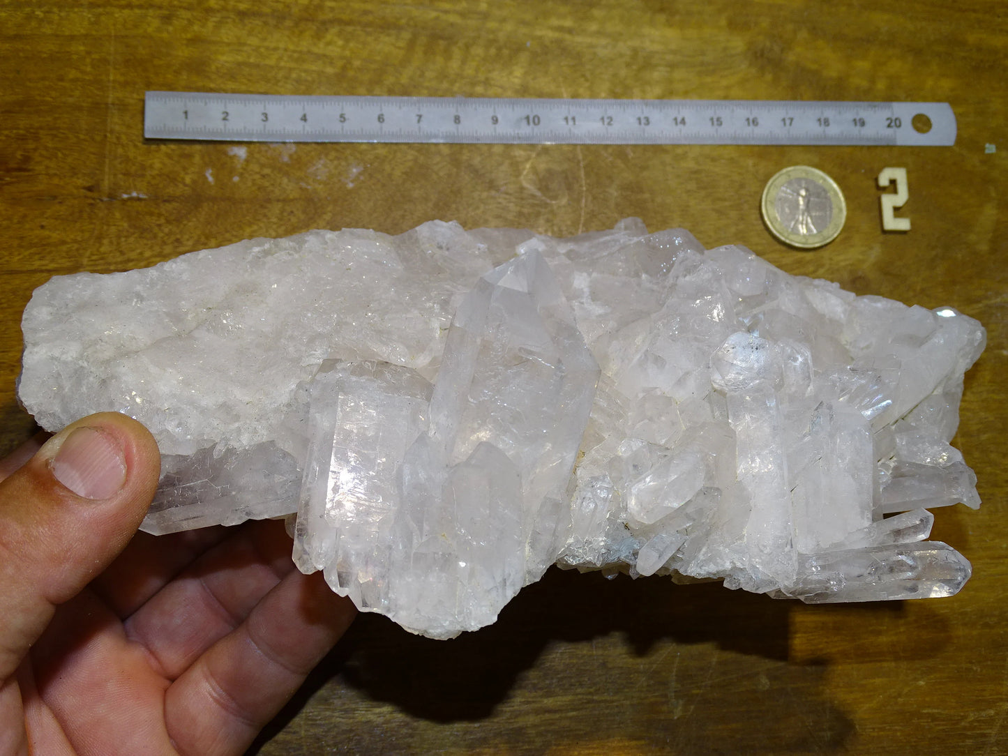 Géode en quartz/ Cristal de roche naturel de 21 L x 11 l x 9 cm hauteur - 1150 grammes. Provenance, Madagascar. Magnifique spécimen avec un gros cristal dressé en avant, superbe ! très puissant ! parfait !