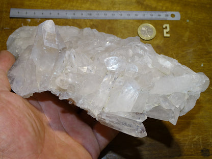 Géode en quartz/ Cristal de roche naturel de 21 L x 11 l x 9 cm hauteur - 1150 grammes. Provenance, Madagascar. Magnifique spécimen avec un gros cristal dressé en avant, superbe ! très puissant ! parfait !