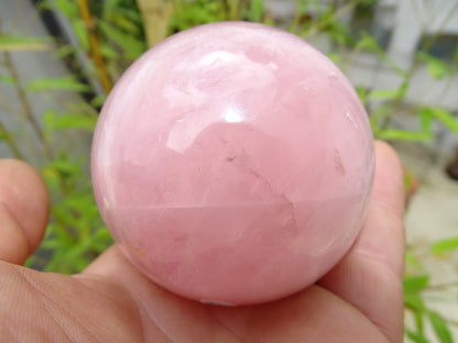 sphère en quartz rose, de 50 et 90 millimètres, de 205 à 1000 grammes. une pierre douce et lumineuse ! Parfait pour la lithothérapie, collection, exposition...!