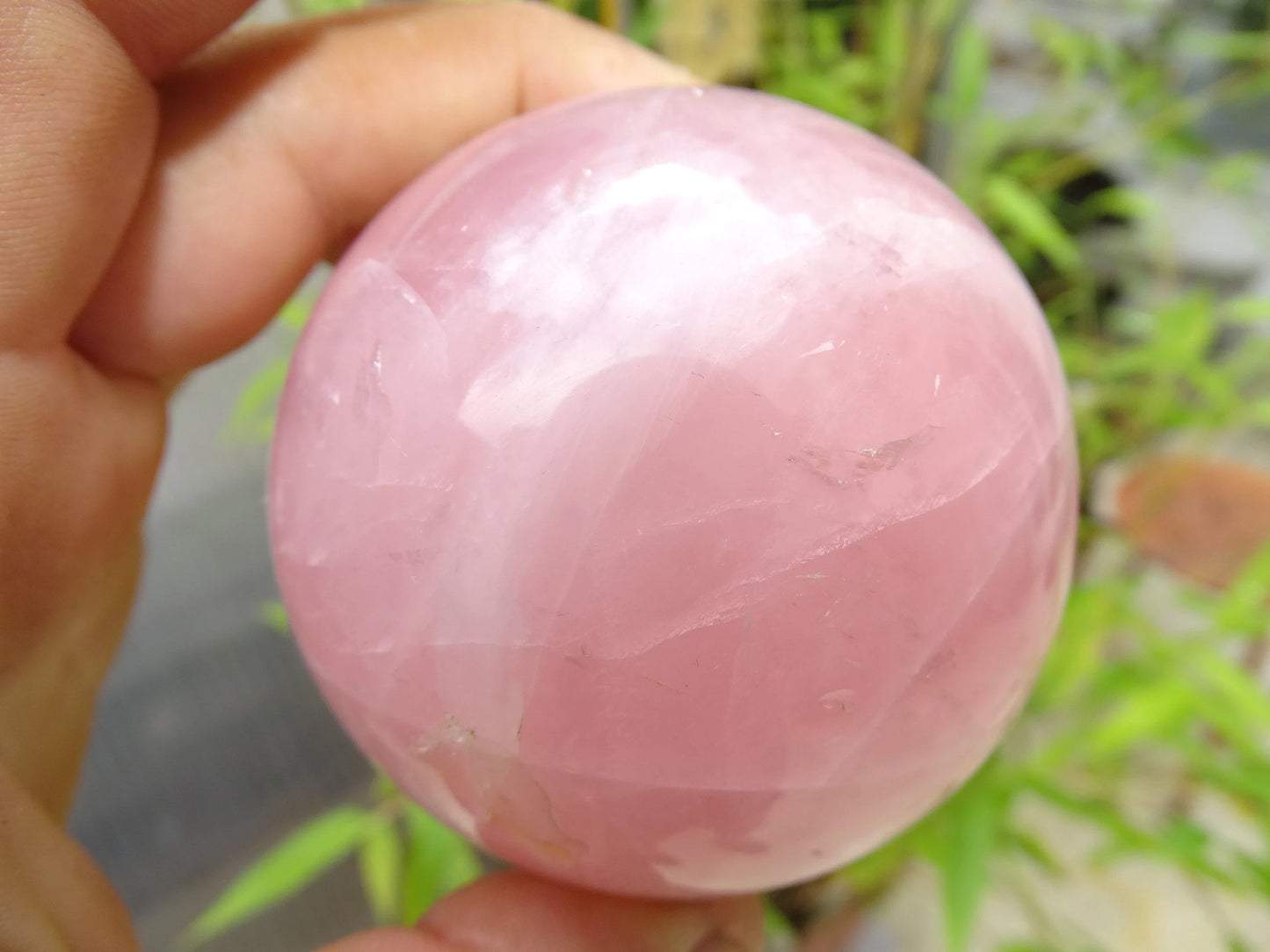 sphère en quartz rose, de 50 et 90 millimètres, de 205 à 1000 grammes. une pierre douce et lumineuse ! Parfait pour la lithothérapie, collection, exposition...!