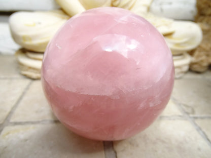 sphère en quartz rose, de 50 et 90 millimètres, de 205 à 1000 grammes. une pierre douce et lumineuse ! Parfait pour la lithothérapie, collection, exposition...!