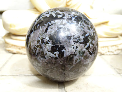 Sélection de sphères en Merlinite/ Gabbro, de 5,7 à 7,8 centimètres. Une pierre translucides aux reflets verdâtres hypnotisants. Parfait pour la lithothérapie, collection, exposition...!