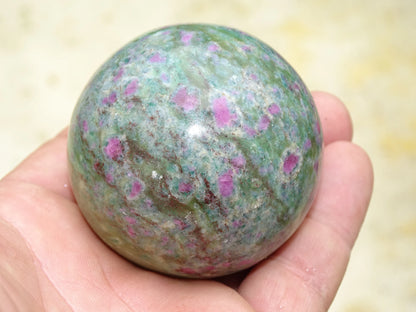 Sphère en rubis fuchsite, pièce unique de 60 millimètres, de 325 grammes. Magnifique qualité ! Parfait pour la lithothérapie, collection, exposition...!