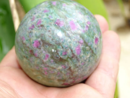 Sphère en rubis fuchsite, pièce unique de 60 millimètres, de 325 grammes. Magnifique qualité ! Parfait pour la lithothérapie, collection, exposition...!