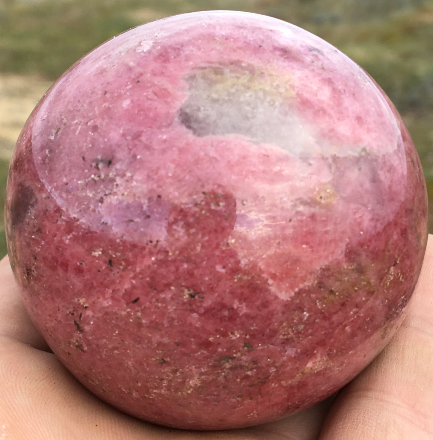 sphère en rhodonite, pièce unique de 60 millimètres, de 445 grammes. Magnifique qualité, superbe couleur ! Parfait pour la lithothérapie, collection, exposition...!