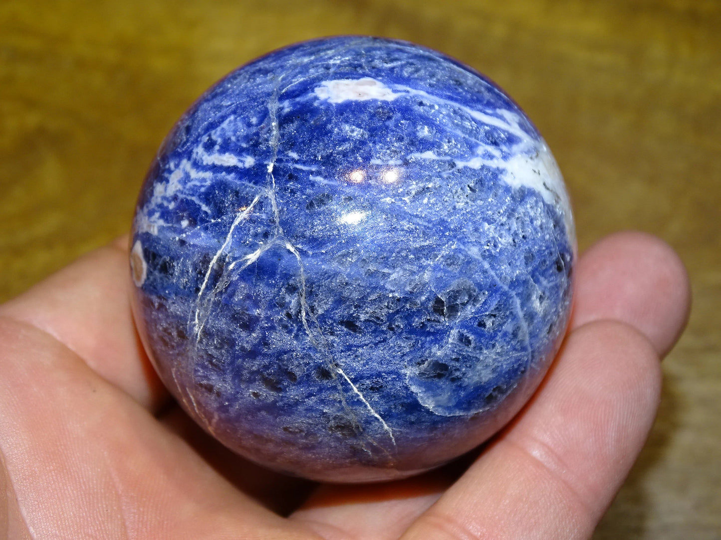 Sphère en Sodalite de 320 grammes, de 58 millimètres.  Parfait pour une collection, exposition... !