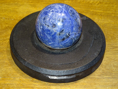 Sphère en Sodalite de 320 grammes, de 58 millimètres.  Parfait pour une collection, exposition... !