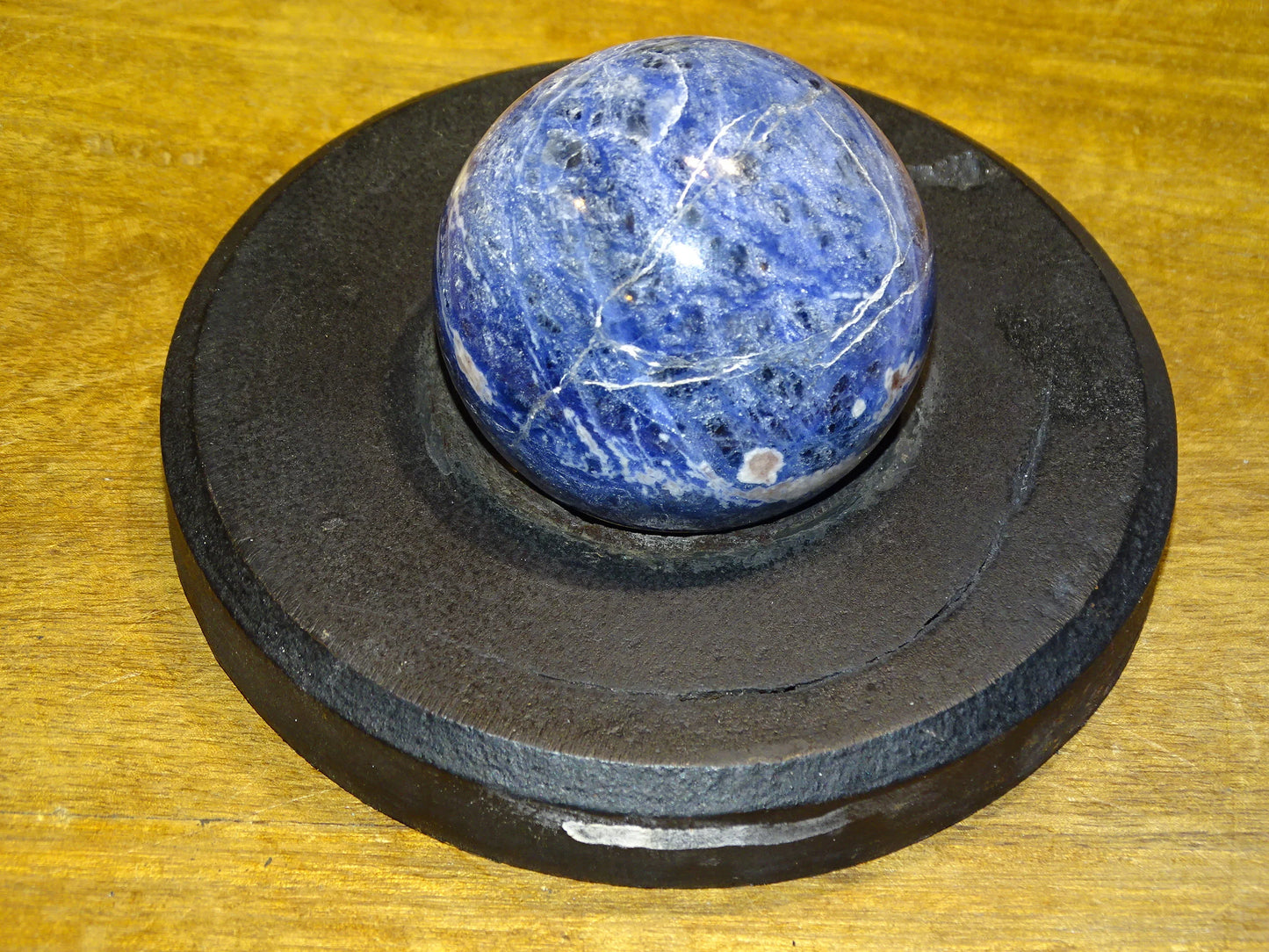 Sphère en Sodalite de 320 grammes, de 58 millimètres.  Parfait pour une collection, exposition... !