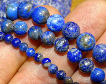 Lapis lazuli, perles rondes de 4, 6, 8 ou 10 mm. Vendu en fil de perle 38/39 cm, en bracelet de 17 à 21cm, en collier de 45 ou sautoir de 60cm. Qualité AA à AAA, superbes perles, belle pureté, parfait !