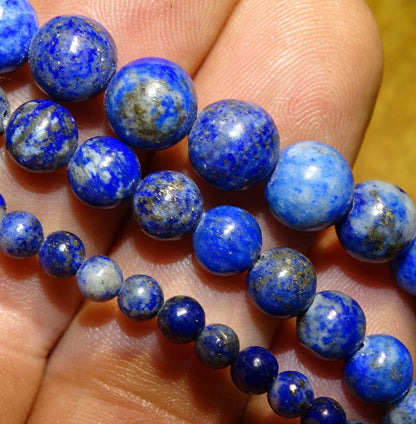 Lapis lazuli, perles rondes de 4, 6, 8 ou 10 mm. Vendu en fil de perle 38/39 cm, en bracelet de 17 à 21cm, en collier de 45 ou sautoir de 60cm. Qualité AA à AAA, superbes perles, belle pureté, parfait !