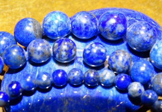 Lapis lazuli, perles rondes de 4, 6, 8 ou 10 mm. Vendu en fil de perle 38/39 cm, en bracelet de 17 à 21cm, en collier de 45 ou sautoir de 60cm. Qualité AA à AAA, superbes perles, belle pureté, parfait !