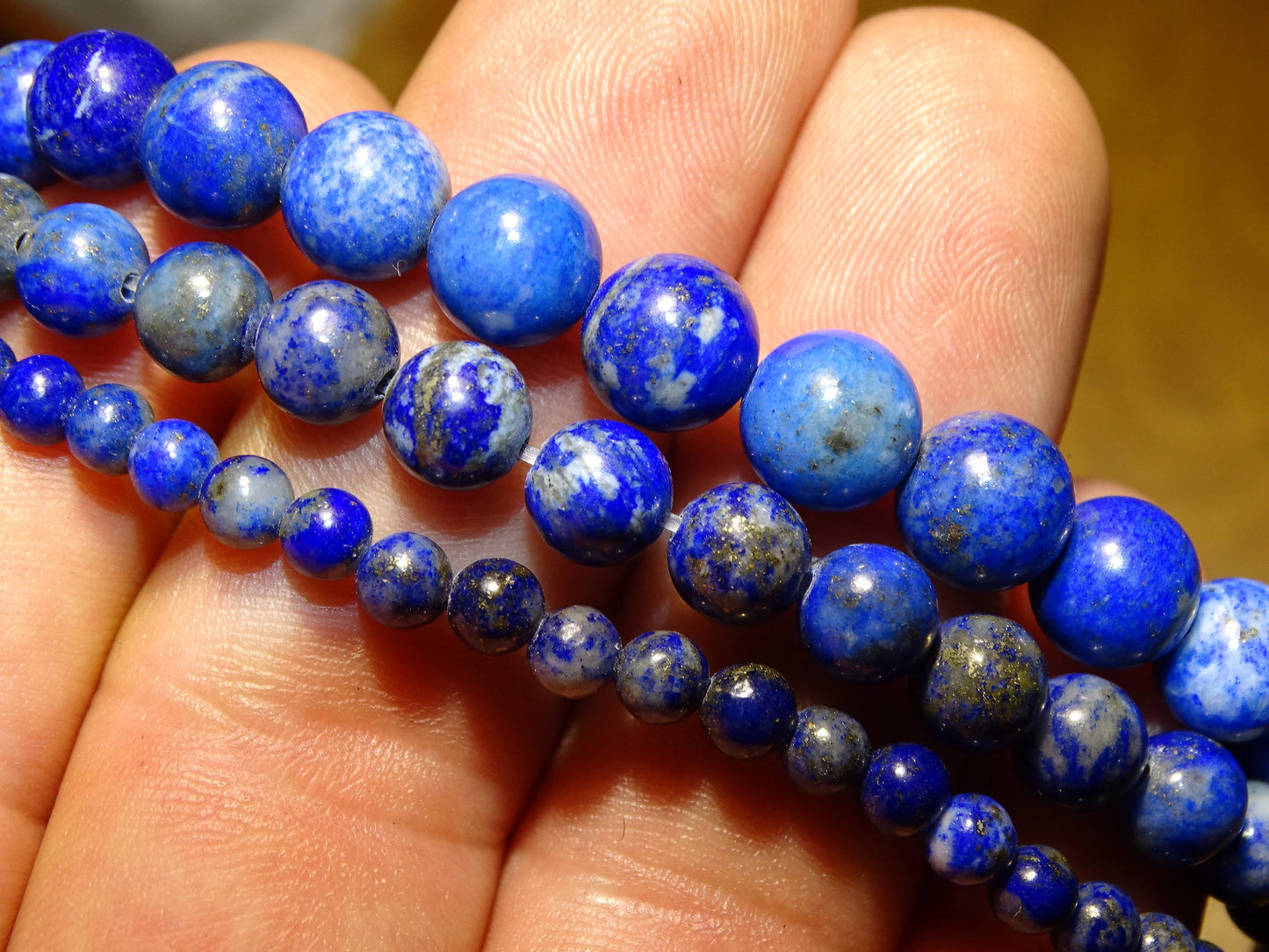 Lapis lazuli, perles rondes de 4, 6, 8 ou 10 mm. Vendu en fil de perle 38/39 cm, en bracelet de 17 à 21cm, en collier de 45 ou sautoir de 60cm. Qualité AA à AAA, superbes perles, belle pureté, parfait !