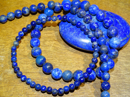 Lapis lazuli, perles rondes de 4, 6, 8 ou 10 mm. Vendu en fil de perle 38/39 cm, en bracelet de 17 à 21cm, en collier de 45 ou sautoir de 60cm. Qualité AA à AAA, superbes perles, belle pureté, parfait !