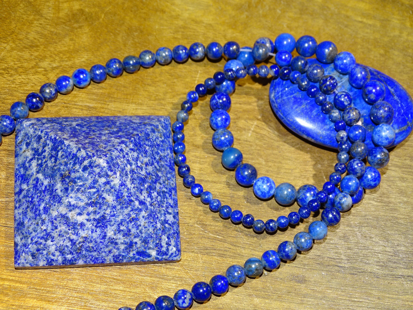 Lapis lazuli, perles rondes de 4, 6, 8 ou 10 mm. Vendu en fil de perle 38/39 cm, en bracelet de 17 à 21cm, en collier de 45 ou sautoir de 60cm. Qualité AA à AAA, superbes perles, belle pureté, parfait !