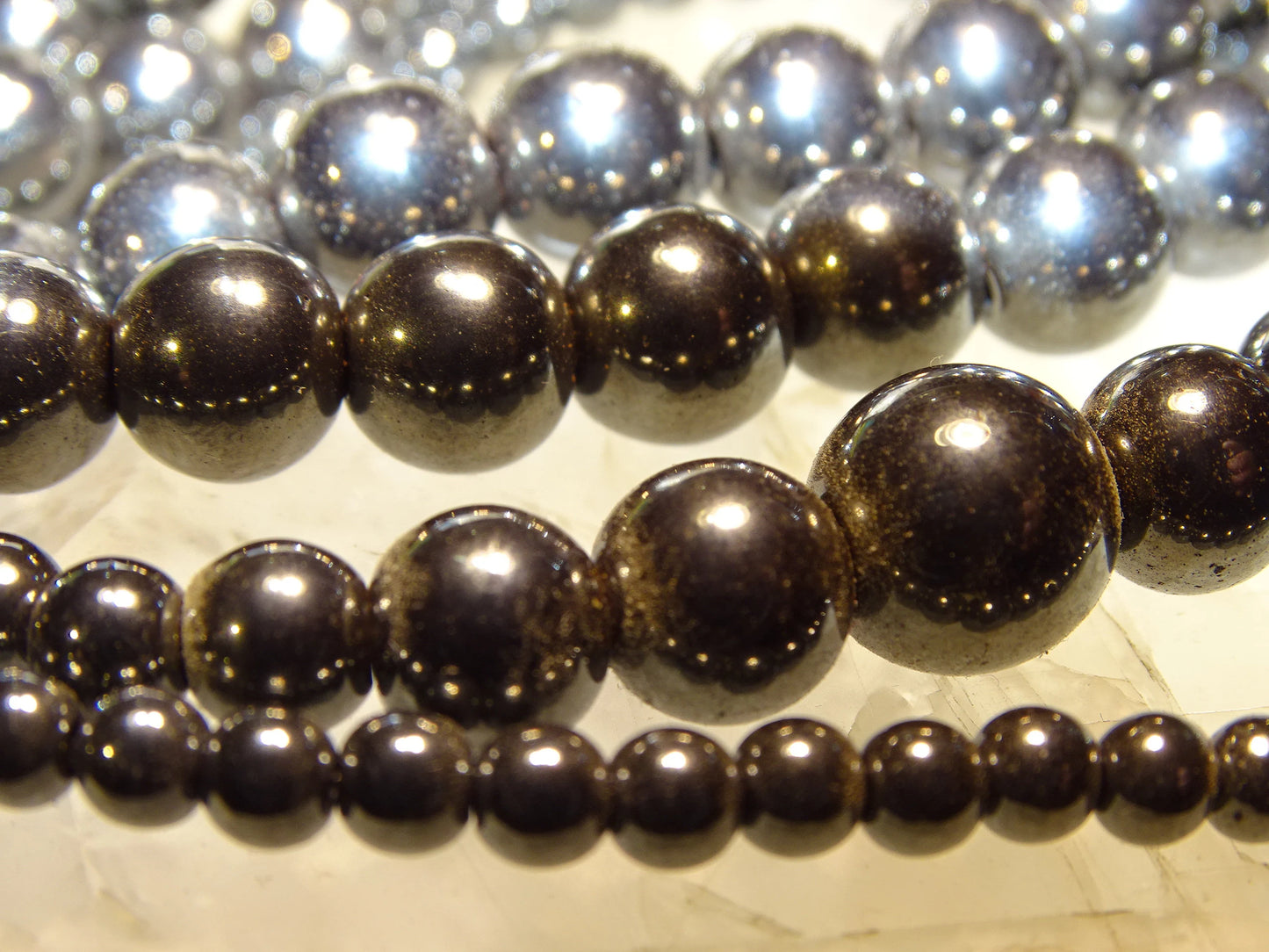 Hématite, perles rondes de 4, 6, 8 ou 10 mm. Vendu en fil de perle 38/39 cm, en bracelet de 17 à 21cm, en collier de 45 ou sautoir de 60cm. Qualité AA à AAA, superbes perles, belle pureté, parfait !