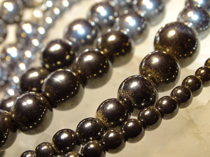 Hématite, perles rondes de 4, 6, 8 ou 10 mm. Vendu en fil de perle 38/39 cm, en bracelet de 17 à 21cm, en collier de 45 ou sautoir de 60cm. Qualité AA à AAA, superbes perles, belle pureté, parfait !