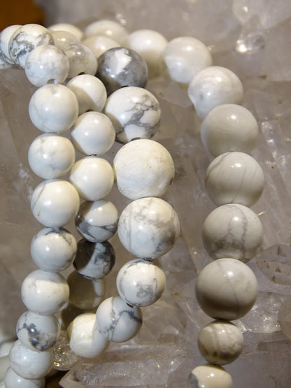 Howlite, perles rondes de 4, 6, 8 ou 10 mm. Vendu en fil de perle 38/39 cm, en bracelet de 17 à 21cm, en collier de 45 ou sautoir de 60cm. Qualité AA à AAA, superbes perles, belle pureté, parfait !