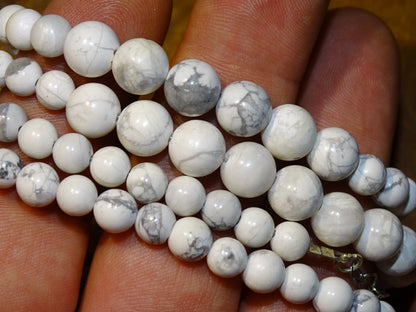 Howlite, perles rondes de 4, 6, 8 ou 10 mm. Vendu en fil de perle 38/39 cm, en bracelet de 17 à 21cm, en collier de 45 ou sautoir de 60cm. Qualité AA à AAA, superbes perles, belle pureté, parfait !