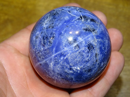 Sphère en Sodalite de 320 grammes, de 58 millimètres.  Parfait pour une collection, exposition... !