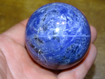 Sphère en Sodalite de 320 grammes, de 58 millimètres.  Parfait pour une collection, exposition... !