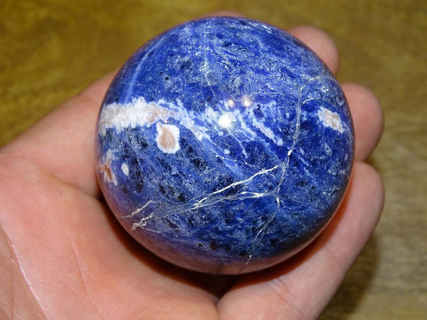 Sphère en Sodalite de 320 grammes, de 58 millimètres.  Parfait pour une collection, exposition... !