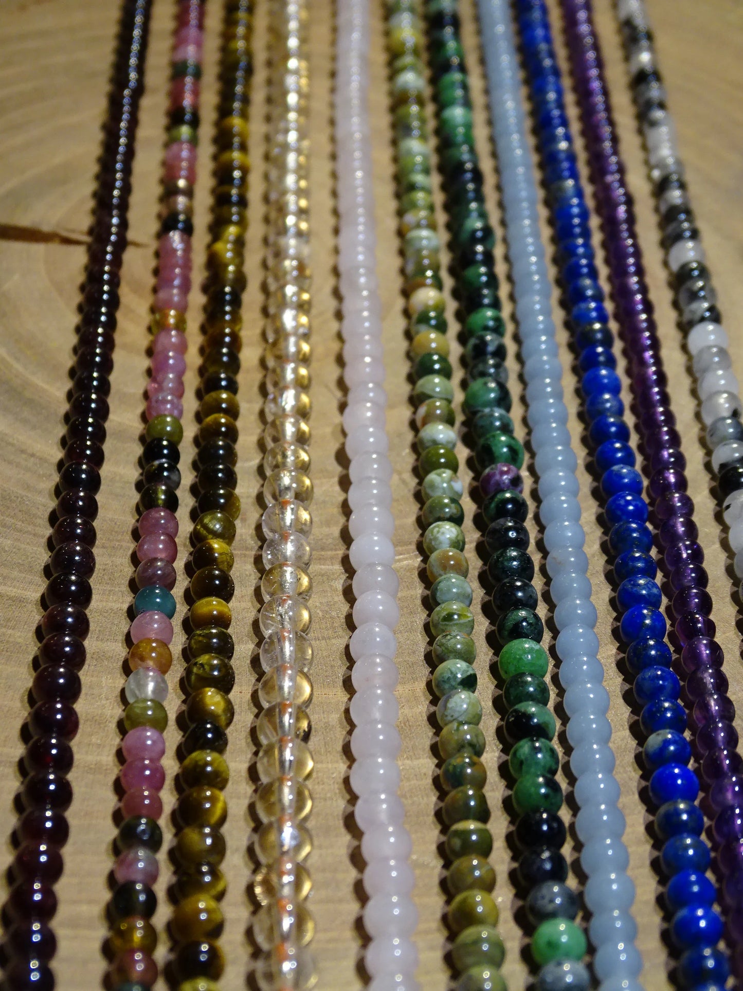 Concept de colliers de 50cm qui se plie en 3 pour faire un bracelet de 3 rangs. Perles de 6 mm.Trés ingénieux concept 'fait main' par Gem & Zen. Monté sur élastique de haute résistance, trés bonne qualité de perlage, parfait !