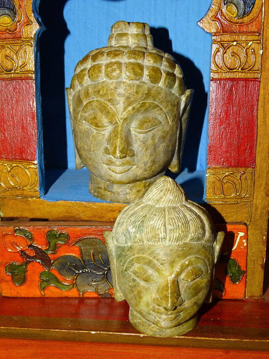 Sélection au choix de 2 Têtes du Bouddha, pièces anciennes, sculptés en pierre de type Jadeite', de taille XL de 8 et 11 centimètres de hauteur - Superbe pièce monté sur socle en bois, magnifique !