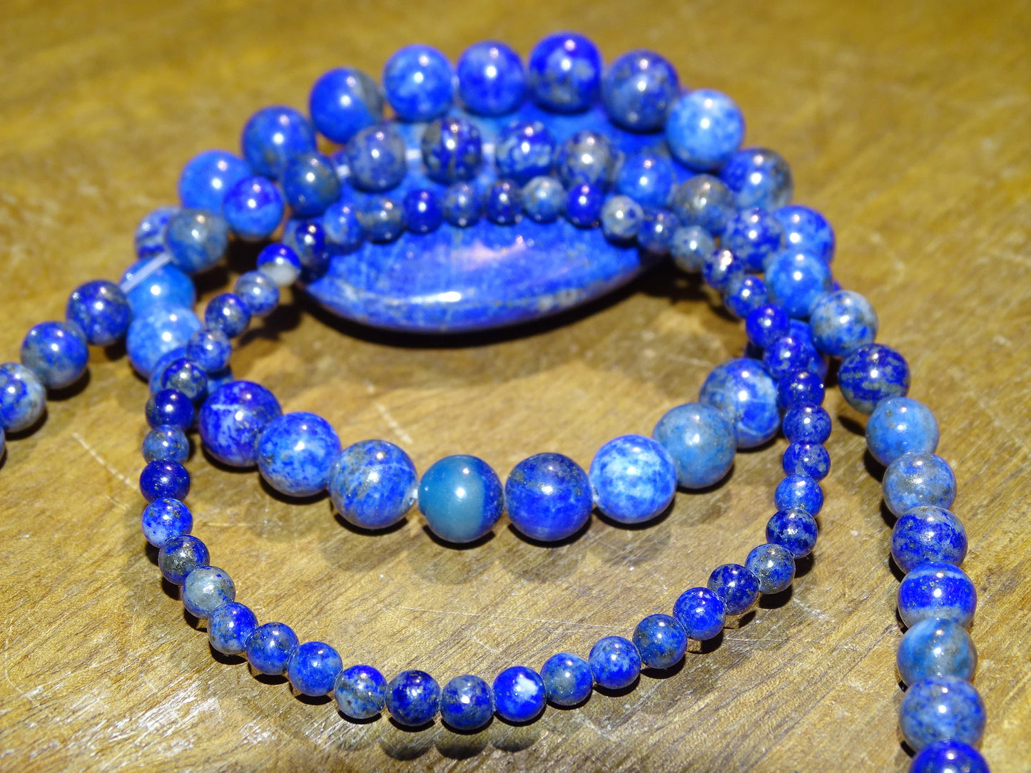 Lapis lazuli, perles rondes de 4, 6, 8 ou 10 mm. Vendu en fil de perle 38/39 cm, en bracelet de 17 à 21cm, en collier de 45 ou sautoir de 60cm. Qualité AA à AAA, superbes perles, belle pureté, parfait !