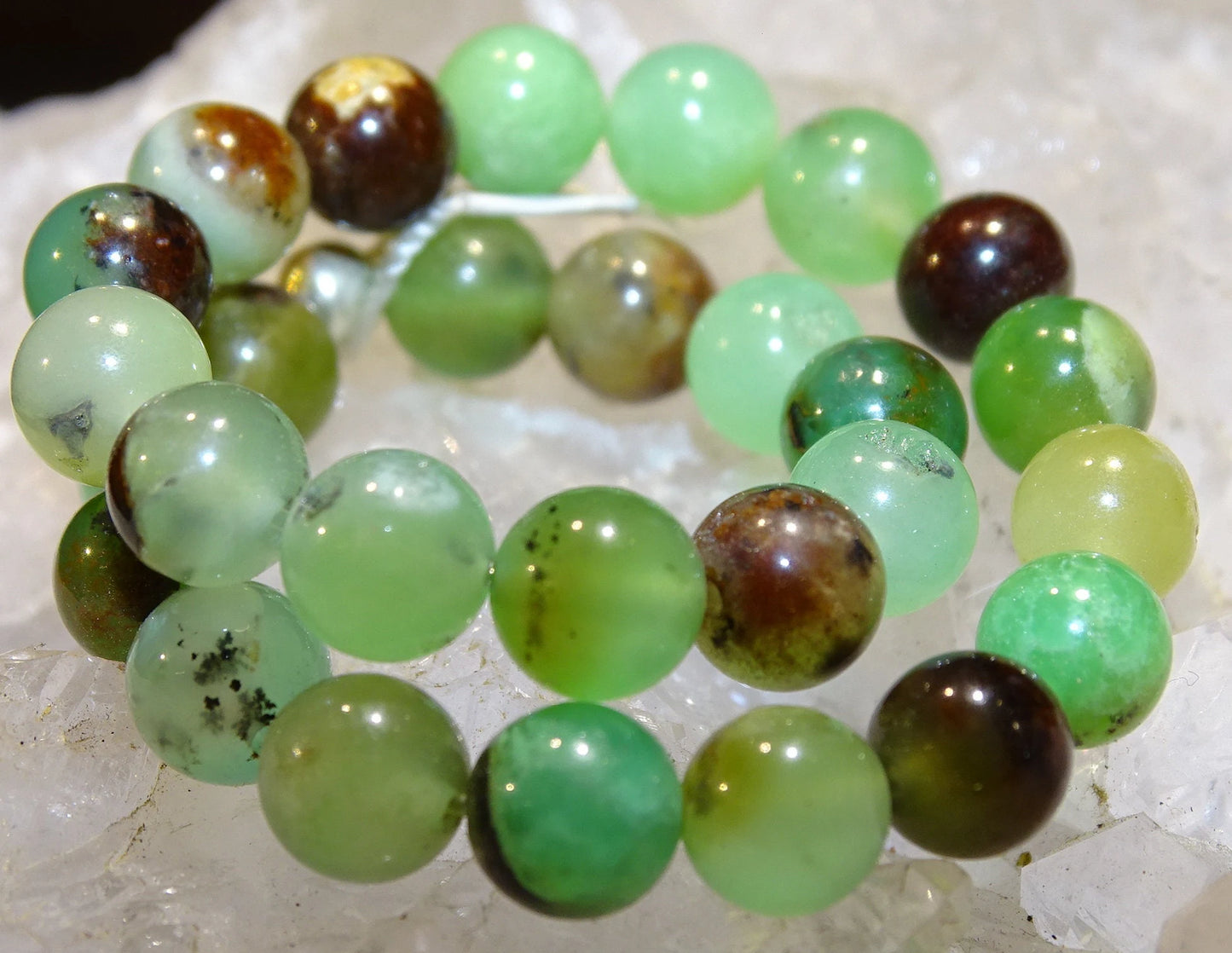 Chrysoprase, perles rondes de 6 et 8 mm, vendu en : fil de perle 38/39 cm, en bracelet de 17 à 21cm, en collier de 45 ou sautoir de 60cm. Qualité AA à AAA, superbes perles, parfait !