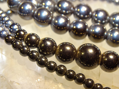 Hématite, perles rondes de 4, 6, 8 ou 10 mm. Vendu en fil de perle 38/39 cm, en bracelet de 17 à 21cm, en collier de 45 ou sautoir de 60cm. Qualité AA à AAA, superbes perles, belle pureté, parfait !