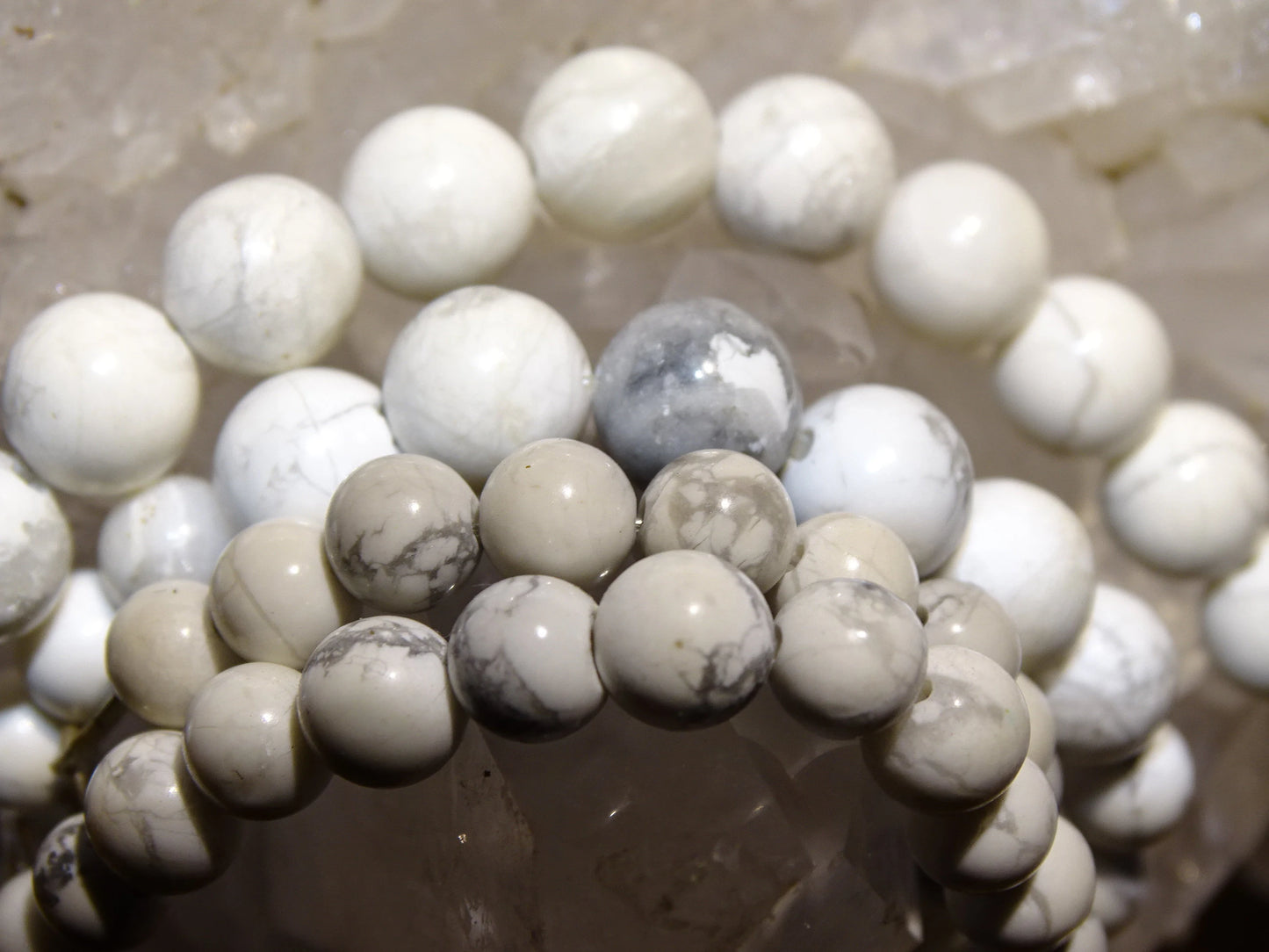 Howlite, perles rondes de 4, 6, 8 ou 10 mm. Vendu en fil de perle 38/39 cm, en bracelet de 17 à 21cm, en collier de 45 ou sautoir de 60cm. Qualité AA à AAA, superbes perles, belle pureté, parfait !