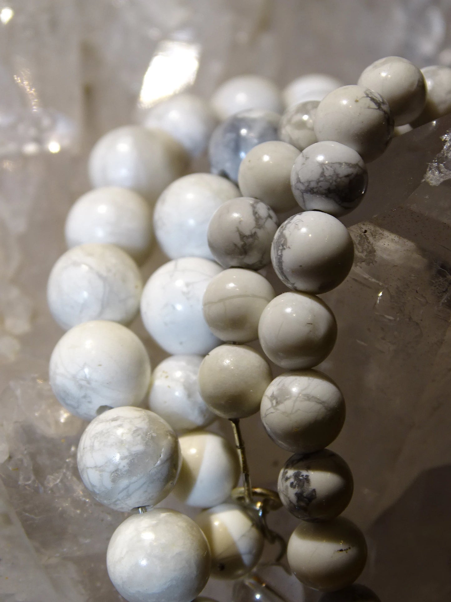 Howlite, perles rondes de 4, 6, 8 ou 10 mm. Vendu en fil de perle 38/39 cm, en bracelet de 17 à 21cm, en collier de 45 ou sautoir de 60cm. Qualité AA à AAA, superbes perles, belle pureté, parfait !