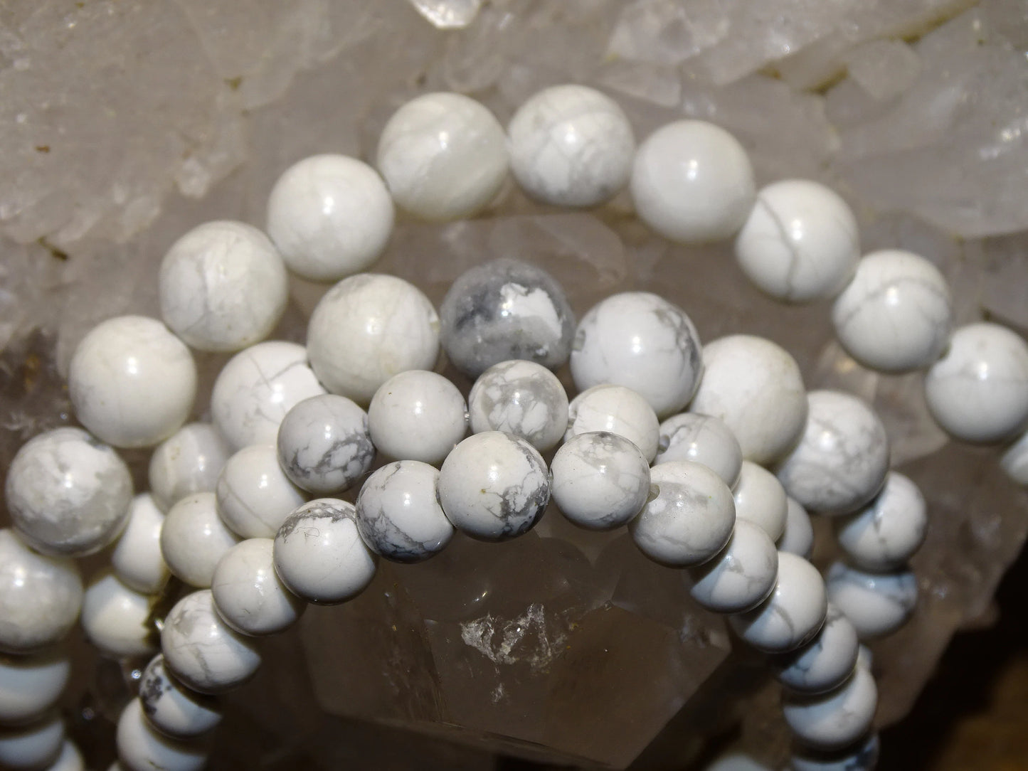 Howlite, perles rondes de 4, 6, 8 ou 10 mm. Vendu en fil de perle 38/39 cm, en bracelet de 17 à 21cm, en collier de 45 ou sautoir de 60cm. Qualité AA à AAA, superbes perles, belle pureté, parfait !