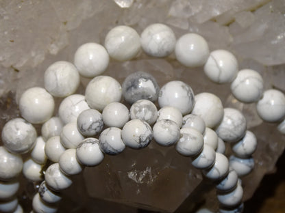 Howlite, perles rondes de 4, 6, 8 ou 10 mm. Vendu en fil de perle 38/39 cm, en bracelet de 17 à 21cm, en collier de 45 ou sautoir de 60cm. Qualité AA à AAA, superbes perles, belle pureté, parfait !