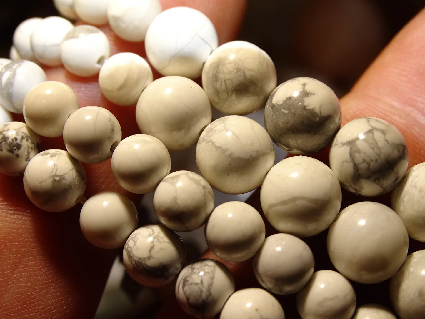 Howlite, perles rondes de 4, 6, 8 ou 10 mm. Vendu en fil de perle 38/39 cm, en bracelet de 17 à 21cm, en collier de 45 ou sautoir de 60cm. Qualité AA à AAA, superbes perles, belle pureté, parfait !