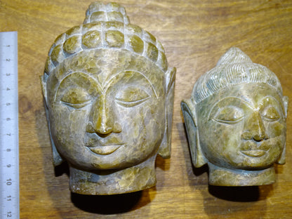 Sélection au choix de 2 Têtes du Bouddha, pièces anciennes, sculptés en pierre de type Jadeite', de taille XL de 8 et 11 centimètres de hauteur - Superbe pièce monté sur socle en bois, magnifique !