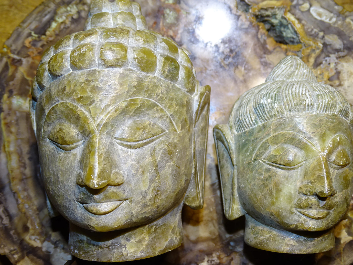 Sélection au choix de 2 Têtes du Bouddha, pièces anciennes, sculptés en pierre de type Jadeite', de taille XL de 8 et 11 centimètres de hauteur - Superbe pièce monté sur socle en bois, magnifique !