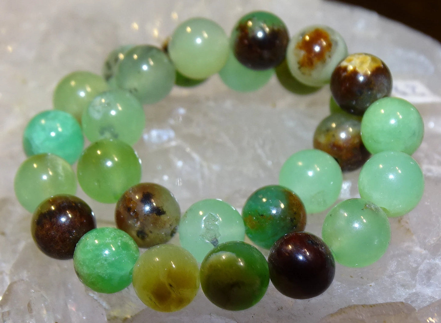 Chrysoprase, perles rondes de 6 et 8 mm, vendu en : fil de perle 38/39 cm, en bracelet de 17 à 21cm, en collier de 45 ou sautoir de 60cm. Qualité AA à AAA, superbes perles, parfait !